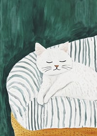 En poster med en sovande vit katt på en randig filt i en gyllene fåtölj-7
