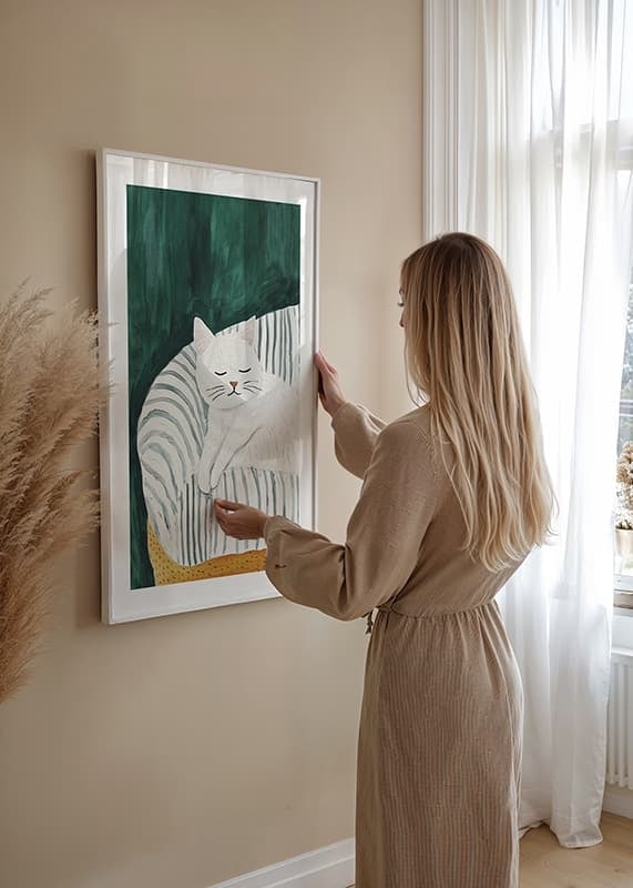 En poster med en sovande vit katt på en randig filt i en gyllene fåtölj-12