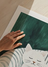 En poster med en sovande vit katt på en randig filt i en gyllene fåtölj-9