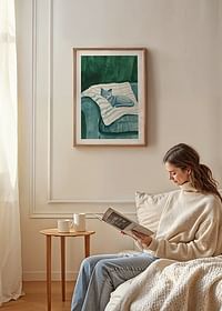 Une affiche avec un chat bleu endormi sur une couverture rayée dans un fauteuil vert-4