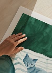 Une affiche avec un chat bleu endormi sur une couverture rayée dans un fauteuil vert-5