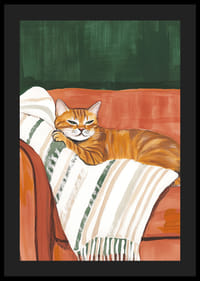 Une affiche d'un chat orange reposant sur une couverture rayée dans un fauteuil rouge rouille-4