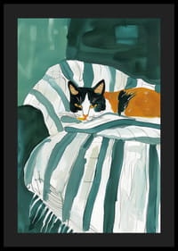 Une affiche d'un chat tricolore reposant sur une couverture rayée dans un fauteuil vert-4