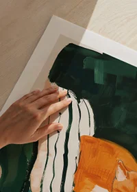 En poster med en sovande orange katt på en randig filt i en grön fåtölj-9
