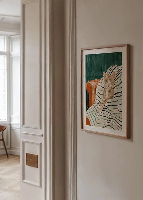 En  poster av en avslappnad katt i en fåtölj, perfekt för att skapa en mysig och elegant atmosfär-12