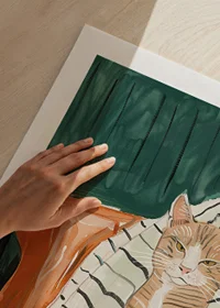 En  poster av en avslappnad katt i en fåtölj, perfekt för att skapa en mysig och elegant atmosfär-9