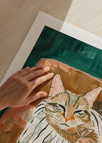 Une affiche d'un chat détendu dans un fauteuil, répandant chaleur et calme dans votre maison-9