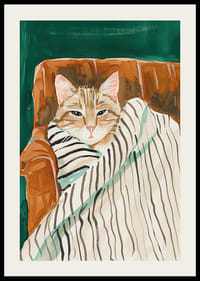 Plagát mačky zabalenej v pruhovanej deke, ktorá do vášho domova šíri teplo a pohodu-2