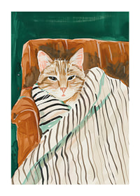 Un poster di un gatto avvolto in una coperta a righe, che diffonde calore e intimità nella tua casa-1