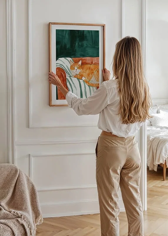 En poster av en sovande orange katt i en randig fåtölj, som sprider lugn och värme i ditt hem-12