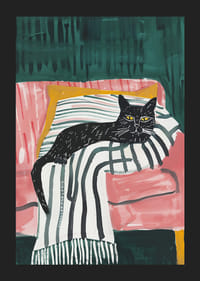 Un poster cu o pisică neagră cu ochi aurii, odihnită pe o pătură cu dungi într-un fotoliu roz-5