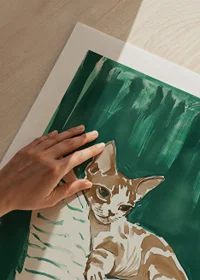 En poster av en avslappnad katt på en randig filt, som ger ditt hem en harmonisk och stilren känsla-9