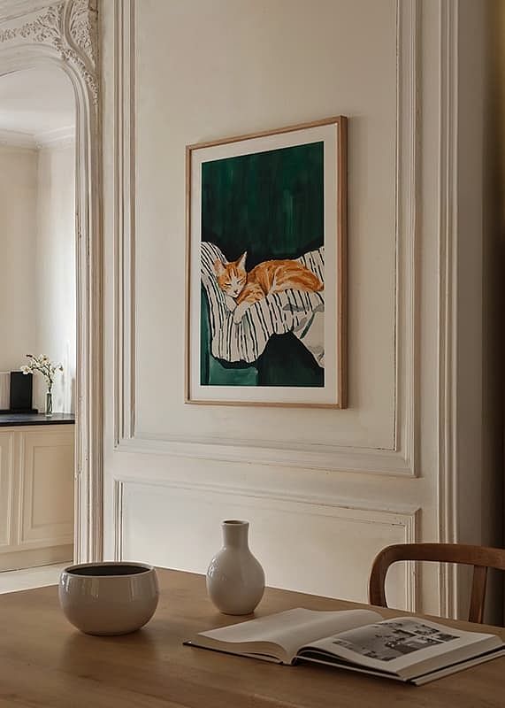 En plakat af en sovende orange kat på et stribet tæppe-12
