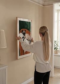 Elegantný plagát siamskej mačky spiacej na pruhovanom vankúši-4