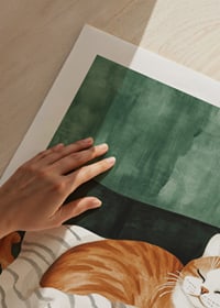 Miega oranža kaķa plakāts uz svītrainas segas-9