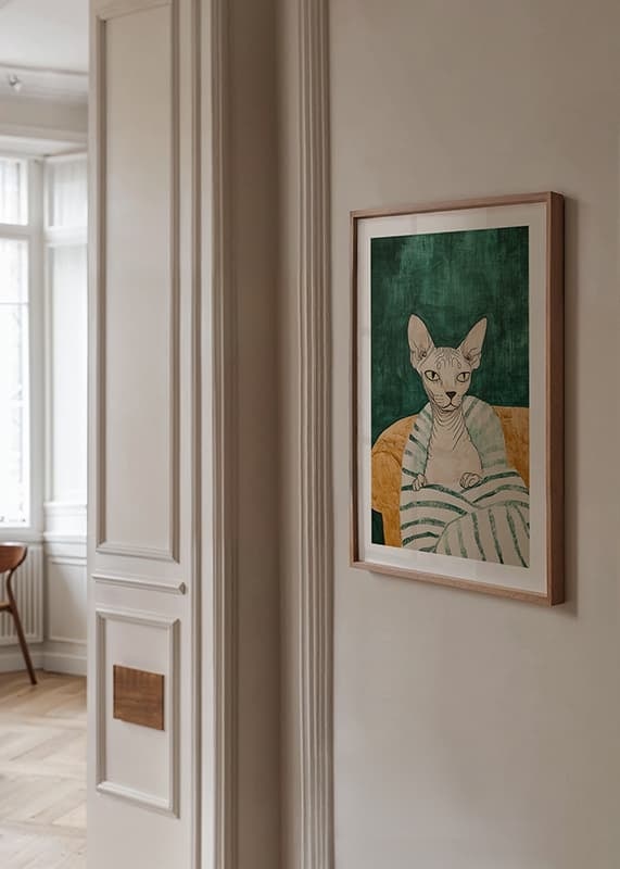 En poster av en sphynxkatt i en randig filt-12