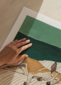 Une affiche d'un chien endormi sur une couverture rayée-5