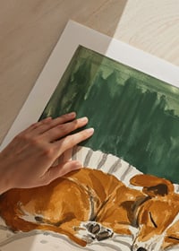 En poster av en sovande valp på en randig filt-9