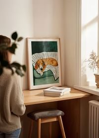 Une affiche représentant un chien endormi sur une couverture rayée-4
