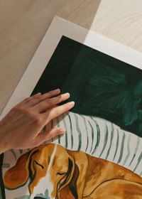 Une affiche représentant un chien endormi sur une couverture rayée-5