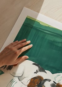 En poster av en sovande valp på en mjuk filt-9