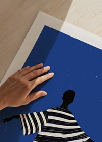En elegant poster av en dansande figur under stjärnhimlen-9