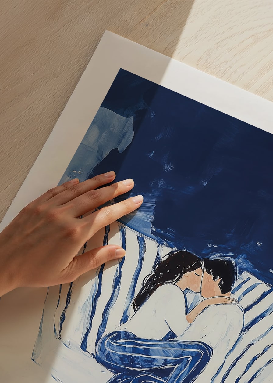 En poster som fångar ett pars intima ögonblick i en varm omfamning på soffan-12