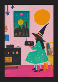 En poster som visar en ung häxa som lyssnar på radio i ett retroinspirerat rum-5