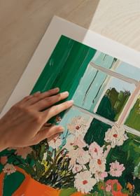 Une affiche représentant une tasse de café et des fleurs près d'une fenêtre-5