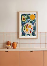 Een poster met een uitnodigend ontbijt met eieren, avocado en sinaasappelsap-8
