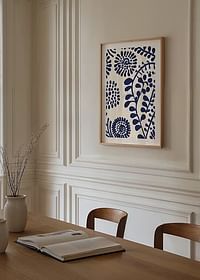 Une affiche avec des motifs floraux abstraits d'un bleu profond sur un fond clair-4