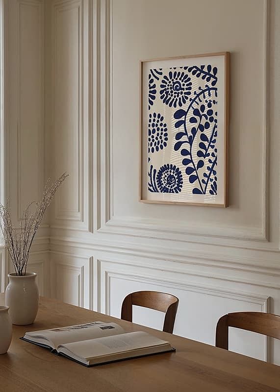 Une affiche avec des motifs floraux abstraits d'un bleu profond sur un fond clair-12