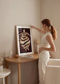 En abstrakt poster med en randig figur i rörelse mot en mörkröd bakgrund-8