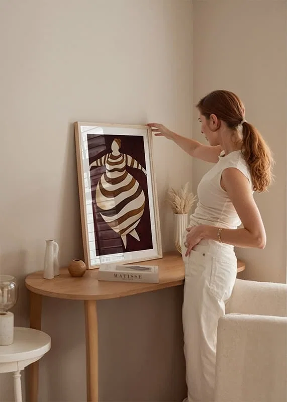 En abstrakt poster med en randig figur i rörelse mot en mörkröd bakgrund-12