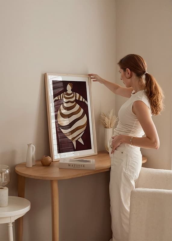 En abstrakt plakat med en stripete figur i bevegelse mot en mørkerød bakgrunn-12