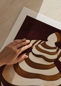 En abstrakt plakat med en stripete figur i bevegelse mot en mørkerød bakgrunn-5