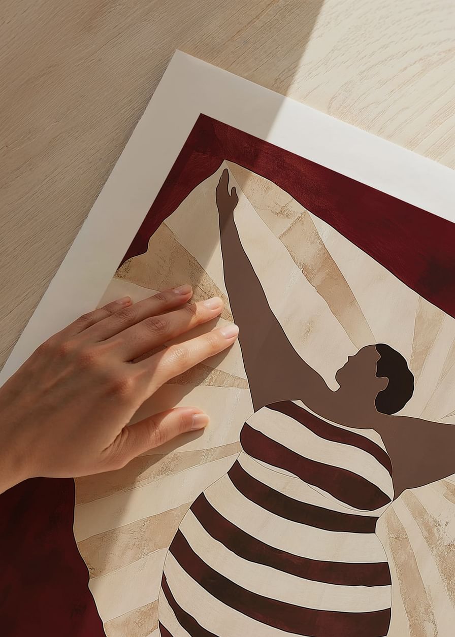 Plakat przedstawiający pewną siebie postać w pasiastej sukience na tle głębokiej czerwieni-12