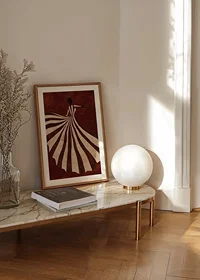 En poster som visar en stiliserad figur i böljande randig klänning mot en djup röd bakgrund-8