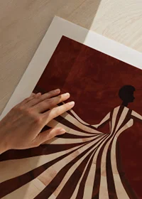 En poster som visar en stiliserad figur i böljande randig klänning mot en djup röd bakgrund-9