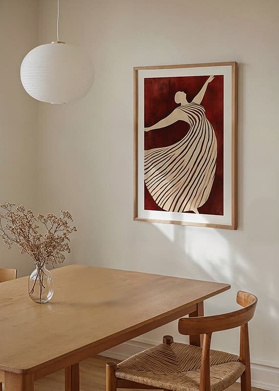 Ein Poster, das eine Figur in Bewegung zeigt, die ein fließendes gestreiftes Kleid vor einem tiefroten Hintergrund trägt-12