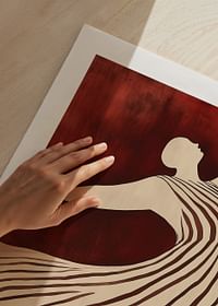 Ein Poster, das eine Figur in Bewegung zeigt, die ein fließendes gestreiftes Kleid vor einem tiefroten Hintergrund trägt-5
