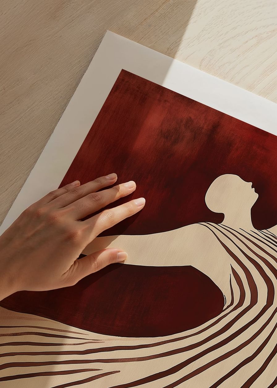 Ein Poster, das eine Figur in Bewegung zeigt, die ein fließendes gestreiftes Kleid vor einem tiefroten Hintergrund trägt-12