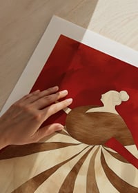 En poster som skildrar en snurrande figur i randig klänning mot en intensiv röd bakgrund-9