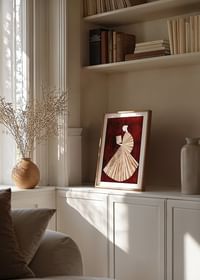 Un poster cu o femeie într-o rochie în dungi citind o carte-4