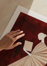 Un poster cu o femeie într-o rochie în dungi citind o carte-5
