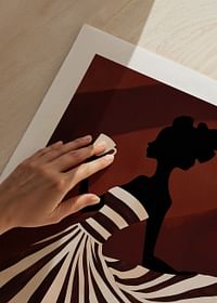 Een poster van een vrouw in een gestreepte jurk die geniet van een kopje koffie-5