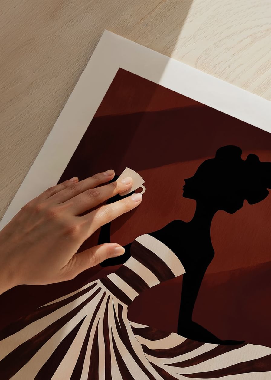 Een poster van een vrouw in een gestreepte jurk die geniet van een kopje koffie-12