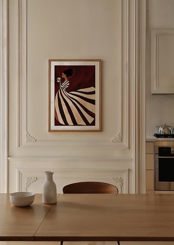 Een poster van een vrouw in een gestreepte jurk die geniet van een kopje koffie-12