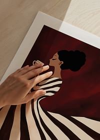 Een poster van een vrouw in een gestreepte jurk die geniet van een kopje koffie-5