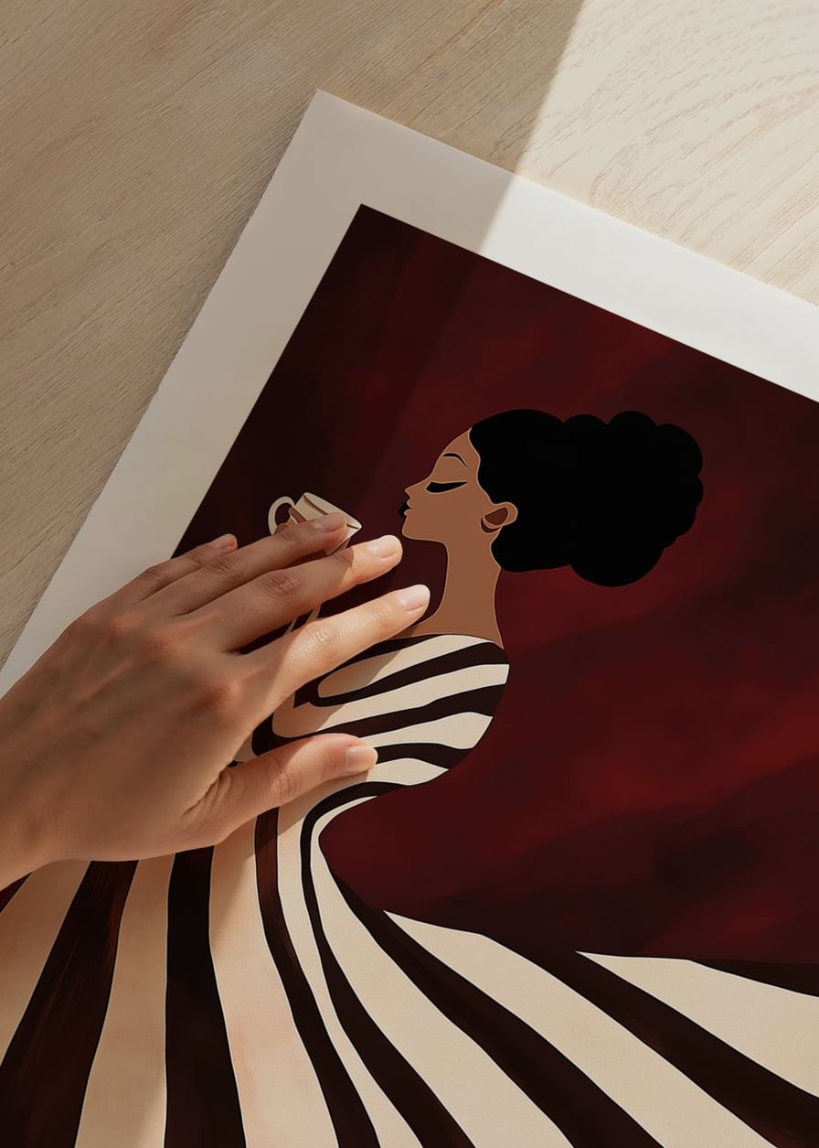 Een poster van een vrouw in een gestreepte jurk die geniet van een kopje koffie-12